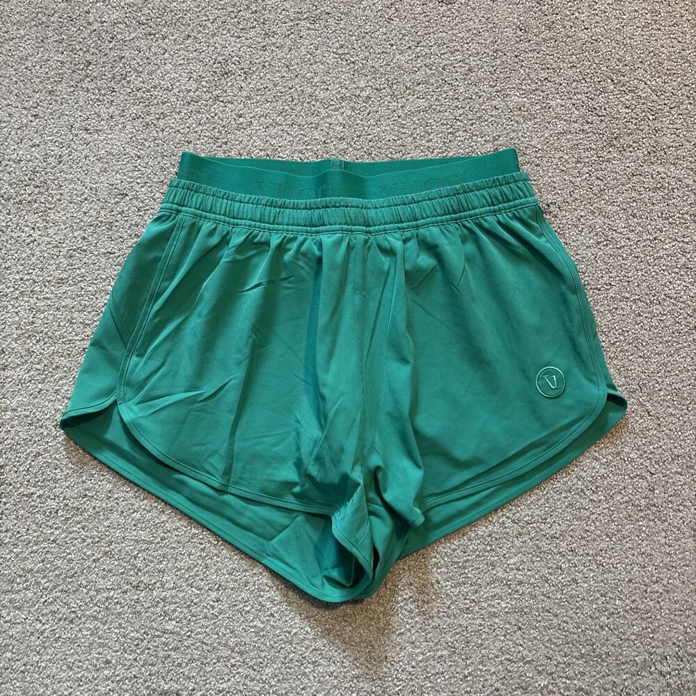 Vuori Luna Piped Active Yoga Train Shorts Emerald Green Women’s Size XS 2” In